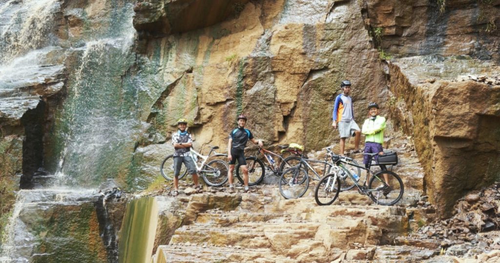 Curug Batu Templek Bandung Air Terjun Unik Di Bandung