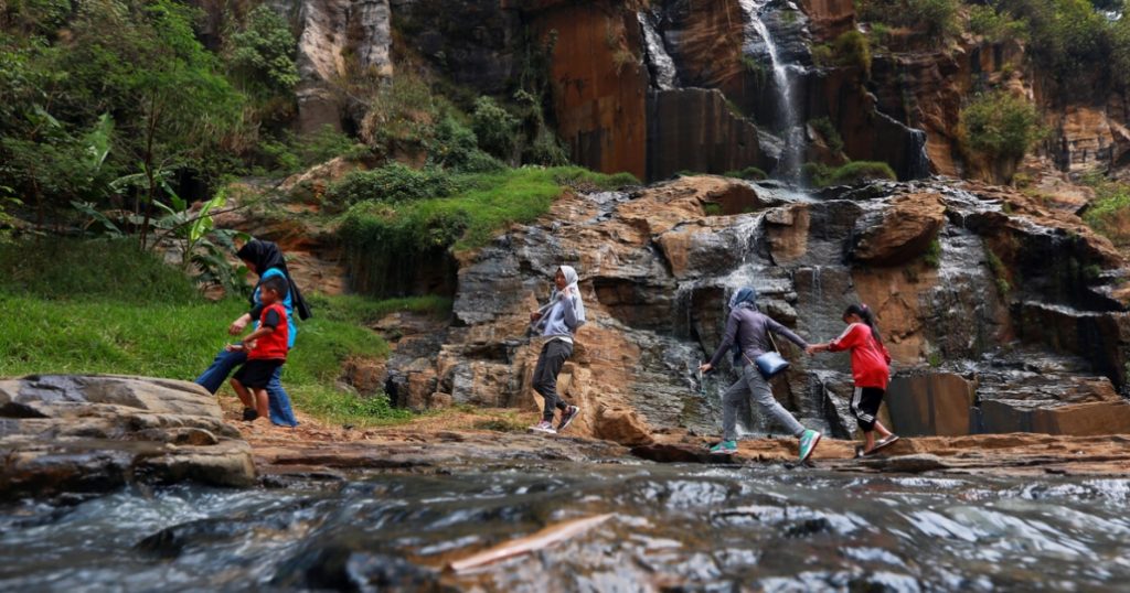 Curug Batu Templek Bandung Air Terjun Unik Di Bandung